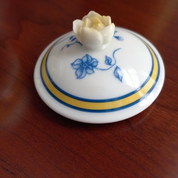 Chase Costa Azzurra Pots de Creme. Blue, Yellow & White. Lynn Chase Designs 1988 - Picture 8 of 13